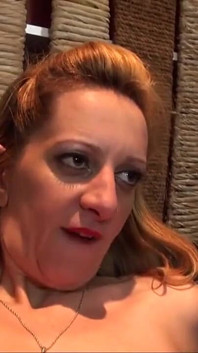 Louise, dojrzała nimfomanka, zostaje sodomizowana przez brązowego penisa