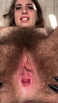 Exploración de extensión de coño peludo