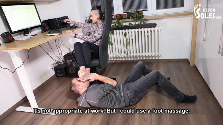 Czech Soles - foot fetish content: Überquerung von Fußfetisch-Grenzen bei der Arbeit