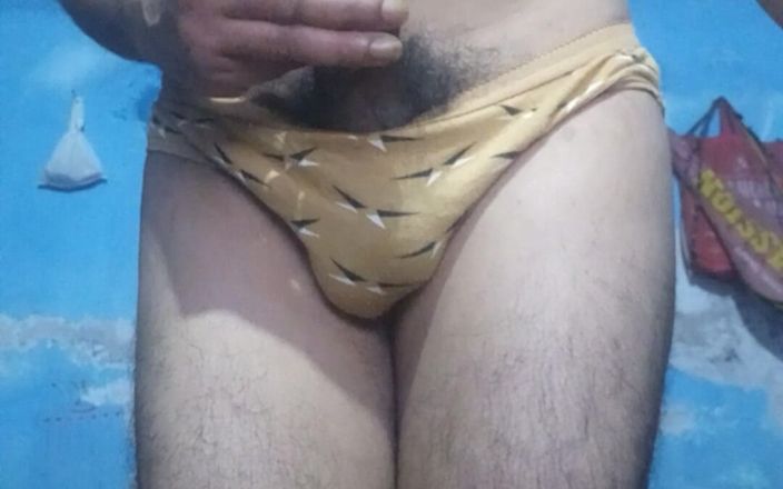 Lustyizlife: Geile Indische femboy met phimosis lul aftrekken en strelen in...