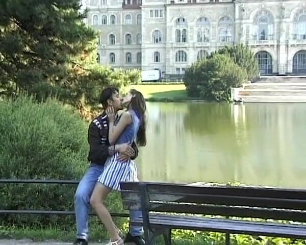 Busty German Sluts: このいたずらなドイツのティーンは、公園でアナル挿入を楽しんでいます