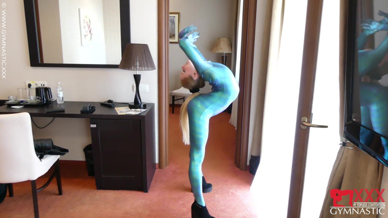 Gymnastic: Contorsionare pe balcon în costum sexy de elastan