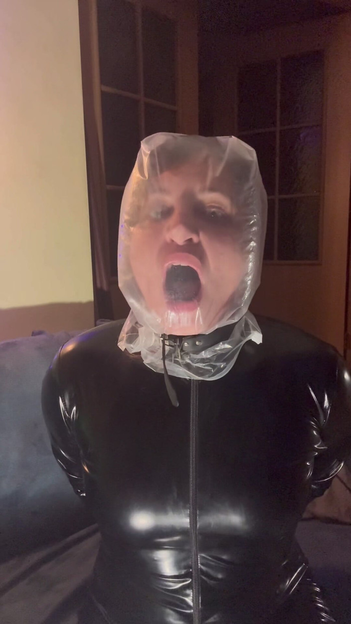 Elena917: Ciasna plastikowa torba i lateks