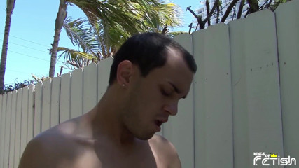 Gay Diaries: Nadržená brunetka twink kouří venku dva kamarády s velkými ptáky