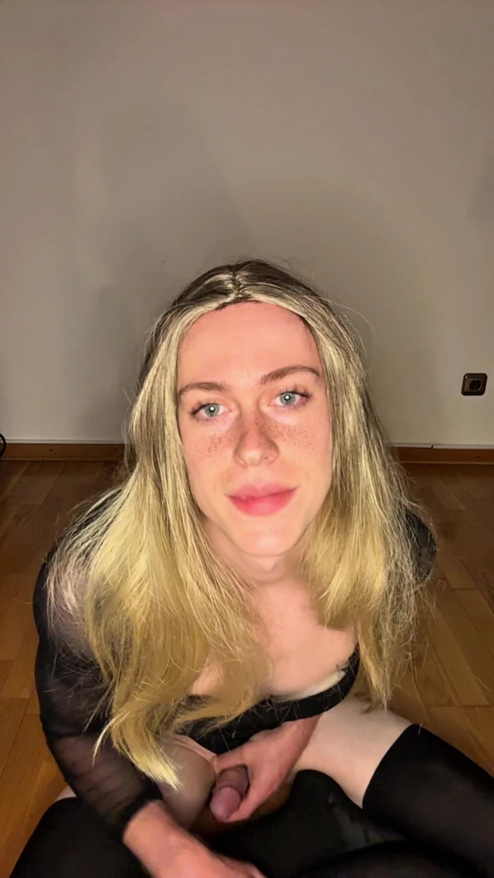 Fembaby: 19-летную миниатюрную фембоя трахнули в анал и зияют