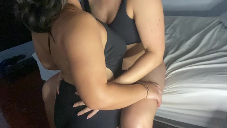 zoemelissa: Моя колишня дівчина відвідує мене, щоб змусити мене кінчити багато разів, вона їсть мою пизду, як раніше