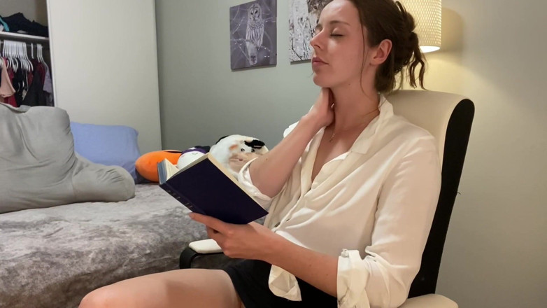 Nadia Foxx: Sexy brünette liest einen heißen liebesroman und kommt dazu