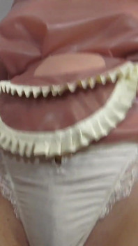 Vestido rosa de empregada de látex lambendo!