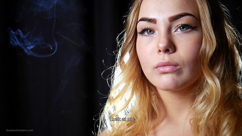 Russian Smokers: Adegan rokok russian russian yang manis merokok di luar