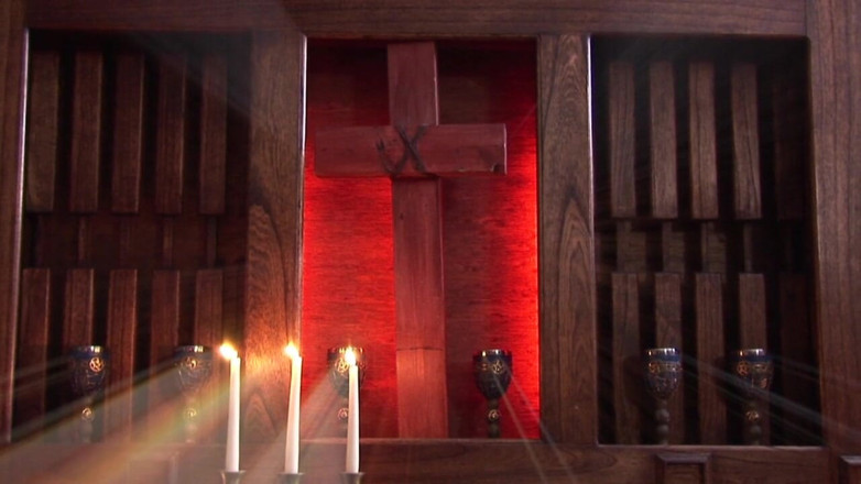 House of submission: Zwei college-studenten der kirche werden von einem maskierten dämon mit...