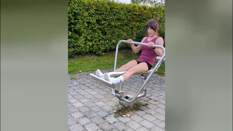 TV_Helena: Antrenament în aer liber cu vibrator pentru cur și pulă! Transsexuala ejaculează...