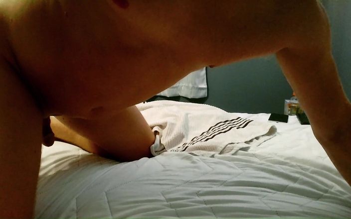 Bald Daddy: Лысый мужчина в маске играет с собой на кровати, затем трахает искусственная вагина и заполняет спермой