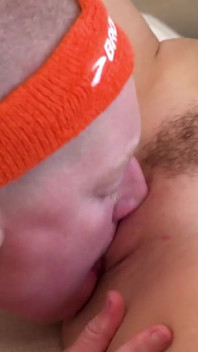 Sportovní Hirsute Ginger v ponožkách vysokých stehen dostane její chlupatou kundu olízanou a prstěnou až do stříkajícího orgasmu