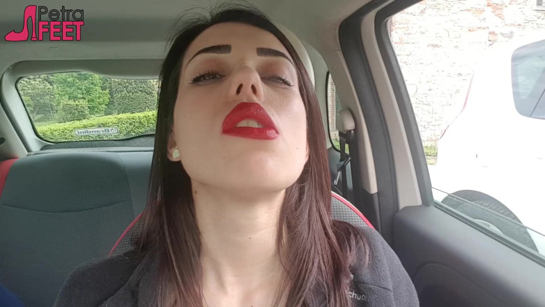 Smokin Fetish: Gut aussehende petra raucht in ihrem auto