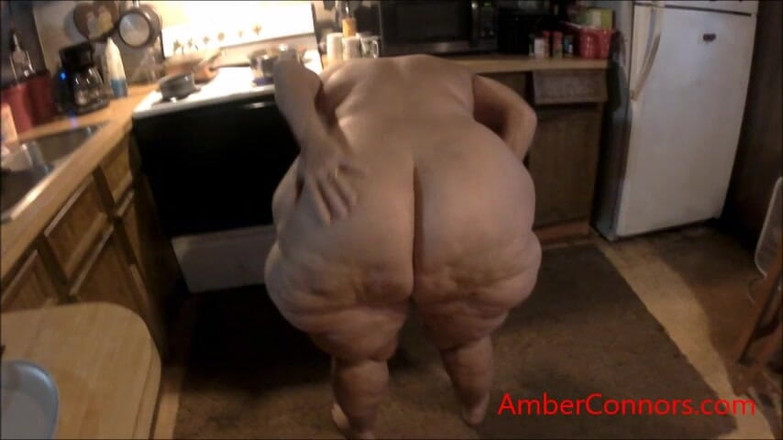 Amber Connors: Cocina desnuda y meando