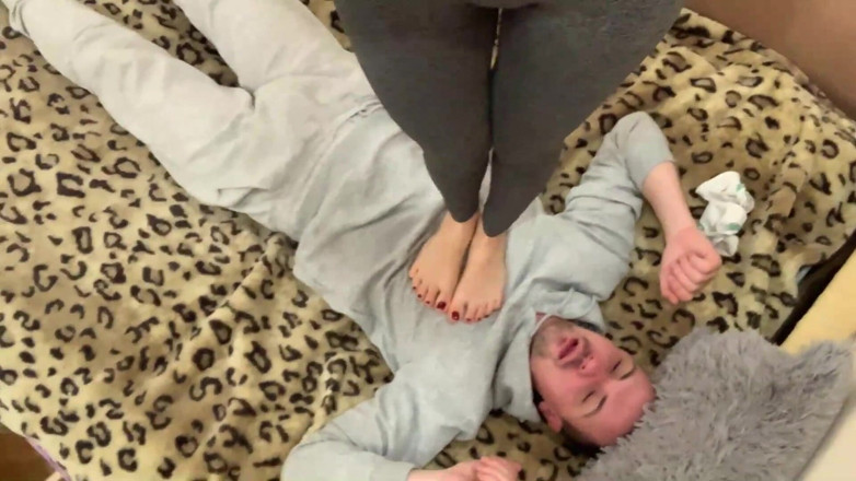 Petite Princesses Femdom: Lifestyle kadın egemenliği - amatör evde kadın hakimiyeti (taytla yüze oturma, çiğneme, tükürme)...