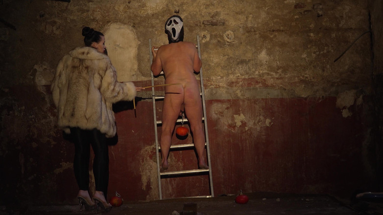 Miss Alessa Milano: Zweep en CBT op ladder