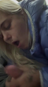 Kereta Luar Blowjob Cumshot Deep Throat Squirt Pasangan Blonde MILF Squirt
