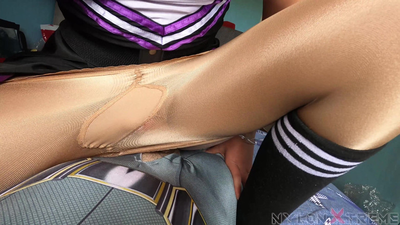 Nylon Xtreme: 第一人称视角 Natacha guapa 啦啦队长与闪亮的 tan 性交