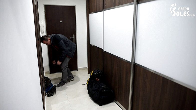 Czech Soles - foot fetish content: 足の女神エリシュカと彼女の新しいフラットメイト