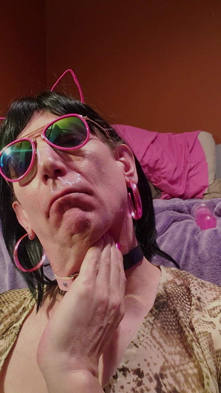 Daphne Desire: Cumslut Daphne nalévá sperma na ústa ze sklenice a tře ji...