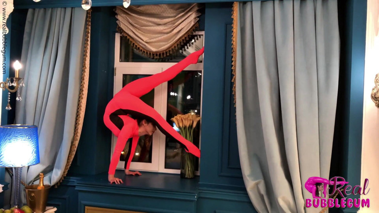 Flexilady: Étirement flexible sur un lit d’hôtel