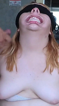 Curvă dolofană legată cu spermă pe gură
