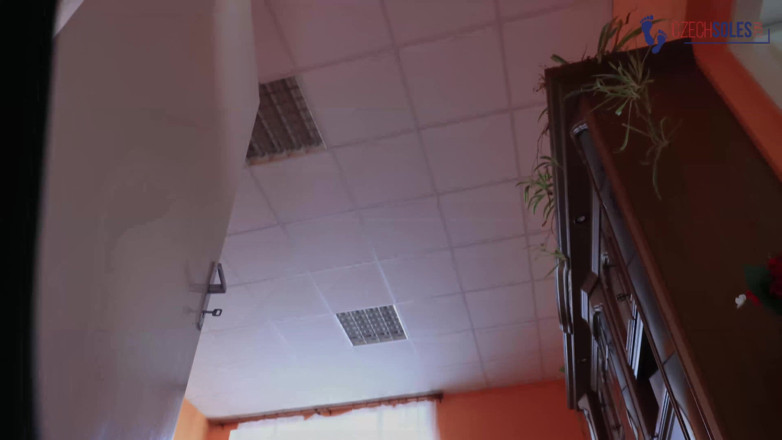 Czech Soles - foot fetish content: Tanrıça ve bir kölenin ayakkabı yalayan kaybedeni