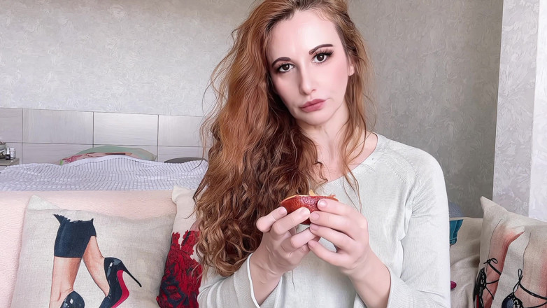 Holy_Red: Mňam Oranžové Sání - Hravé Triky Jazyka a Šťavnatý Nepořádek!