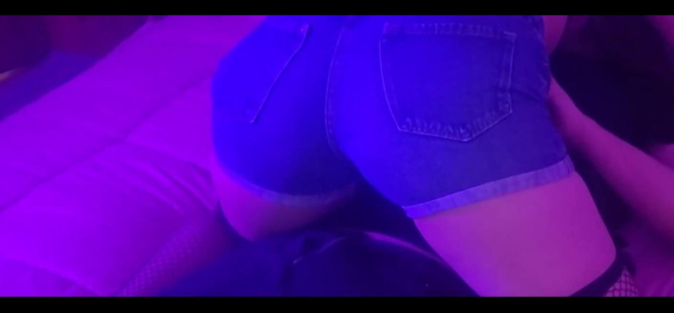 Astrid Cute: 我说服一个来自我班的女孩用她的丁字裤在旁边做爱