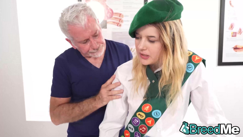 BreedMe: Doc 68 tahun mengisi lubang subur si comel blonde