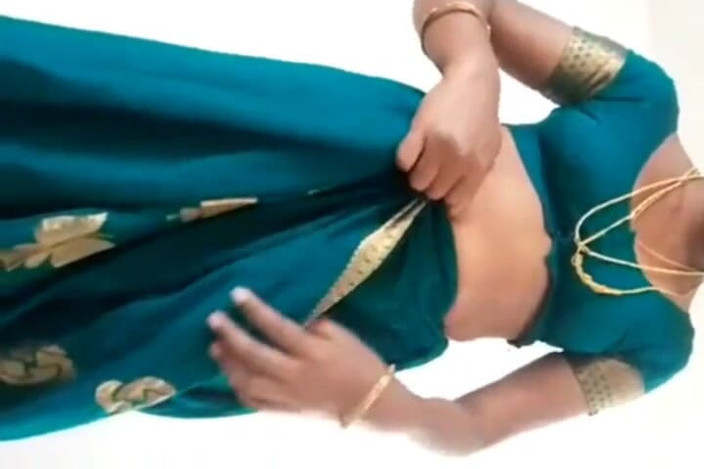 Pig pussy: Une tatie tamoule montre tout