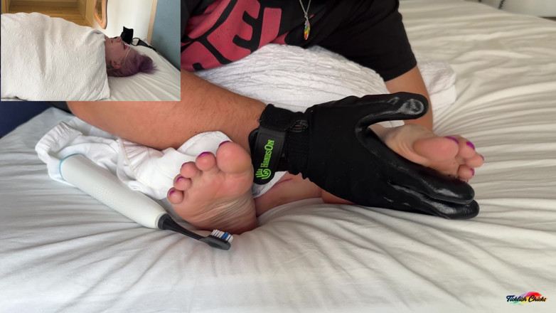 Ticklish Chicks: Fetcon '25 Lolos10toes enveloppée
