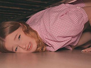 Diana Rider: Utknęła pod łóżkiem - z grubsza pieprzona przyrodnia siostra