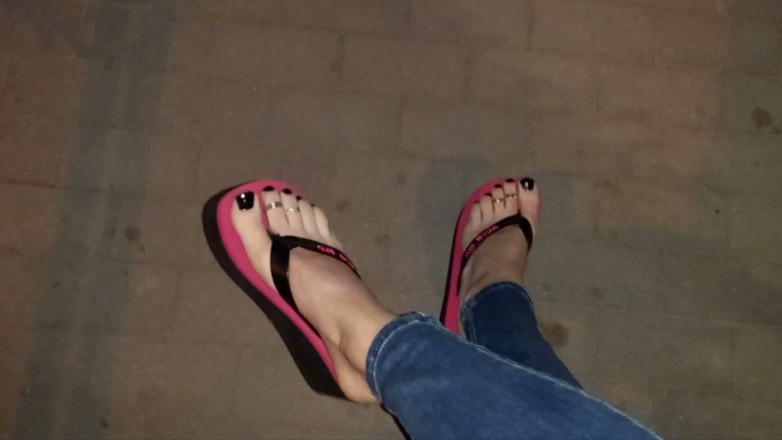 Heelex: Crossdresser Dalam Sexy Flops Walks The Street