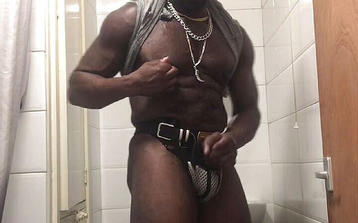Black Muscle: Черная культуристка не дотягивает до оргазма и играет с сосками соло