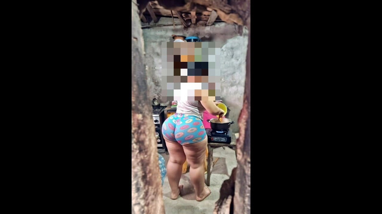 Xprohibidox1: ドーナツショーツで彫られた大きなお尻の隣人