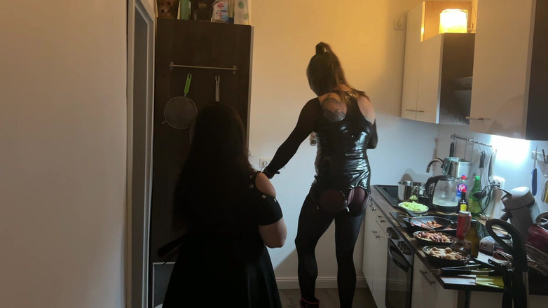 DOMINATRIX6: Incontro cucina perverse: la ragazza fetish domina la sua amica