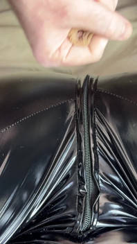 Lateks takım elbiseli bir dominatrix'in bacaklarıyla penisin kadın hakimiyeti