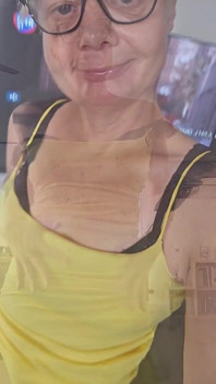 Tante bahenol ini didobel penetrasi sampai orgasme intens