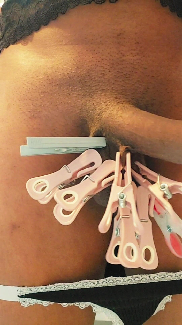 Milah CrossxxX: 자기 벌 BDSM 나는 21개의 빨래집게로 내 고환을 벌주고 쾌감에 신음했다