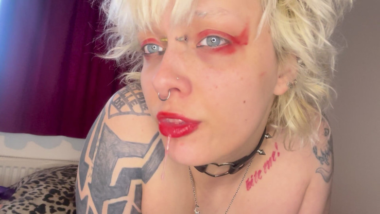 Glitterqueen1999: Un piccolo uomo si intrufola nel pompino del mio ragazzo