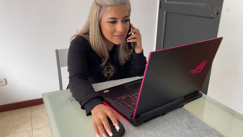 Naty Delgado: Weelderige openbare weelderige!! Mijn stiefzus ontdekt me en controleert me...