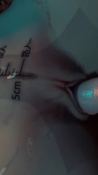 Une Asiatique mince et excitée en 3D porte de la lingerie sexy