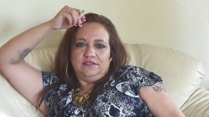 BBW nurse Vicki adventures with friends: フリークは、それらの喫煙愛好家の男のための短いいじめを行います