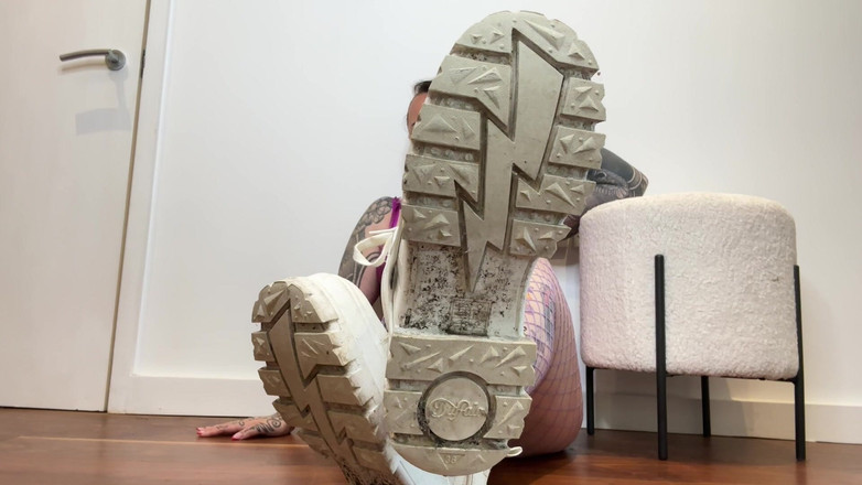 Miss Valentina: Schmutziges sneaker-freak-training