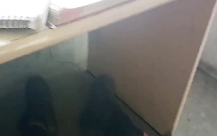 213san: Estaba en el trabajo y mi amigo me puso cachonda...