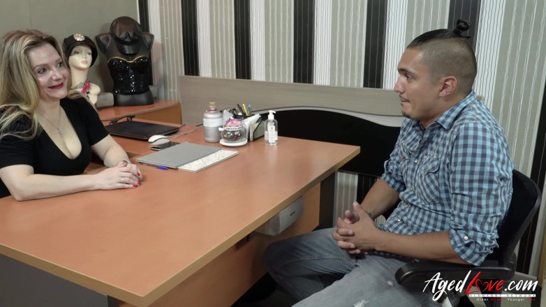 Old Nanny: Doamnă matură se bucură de forarea dură a pizdei și analului