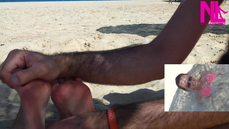Nyllady: Ich werde am strand auf meinen füßen gekitzelt