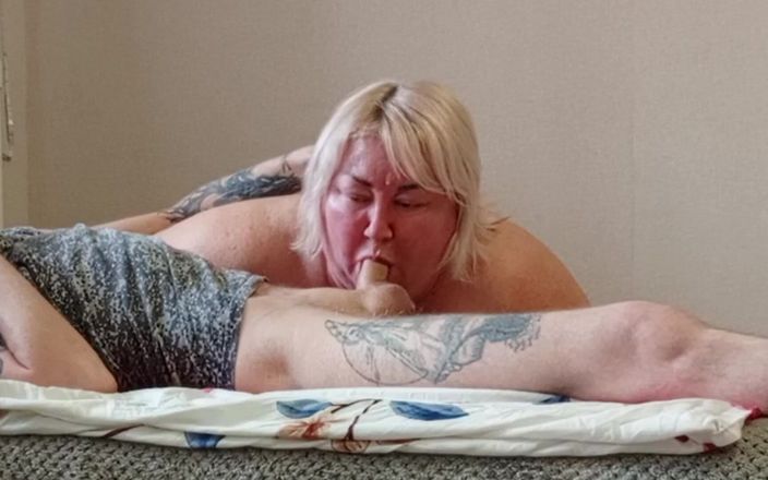Zona901: 자지를 깊게 삼키고 정액을 삼키는 새엄마